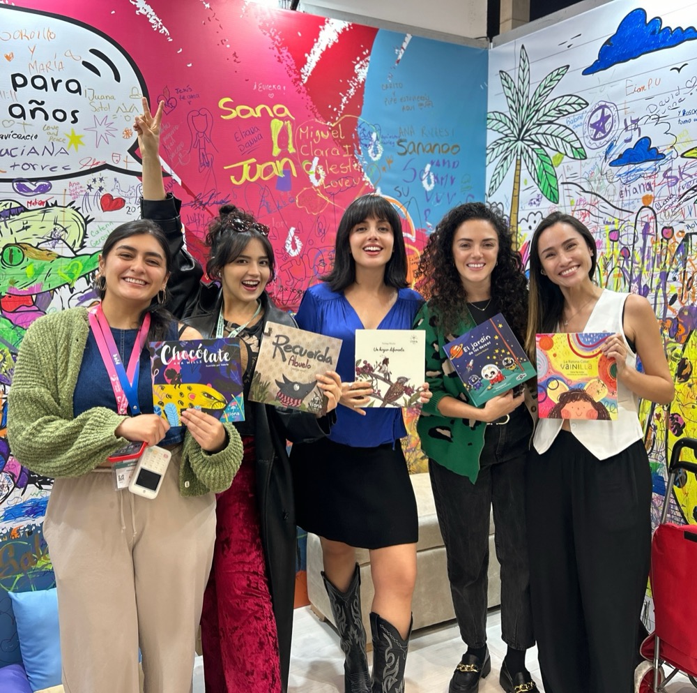 El equipo de Ilona Libros con sus publicaciones