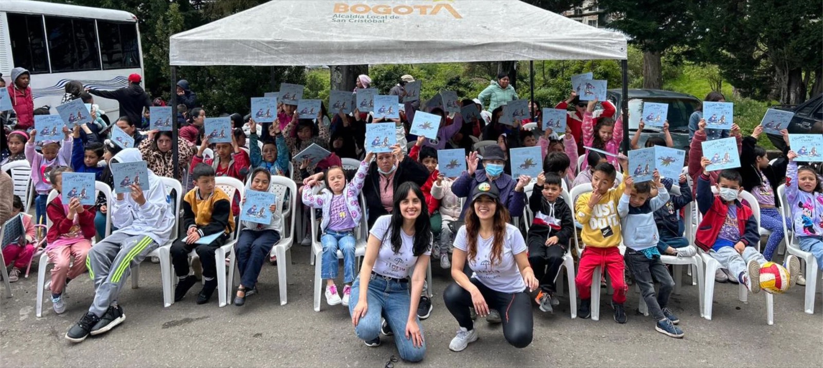 Niñas y niños en un taller de lectura y arte de ilona